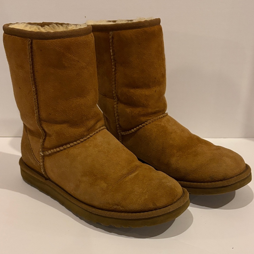 UGG women’s short shearling tan boot, Size 8,